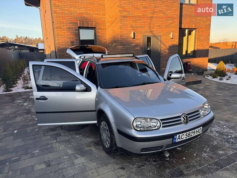 Універсал Volkswagen Golf 2002 в Цумані
