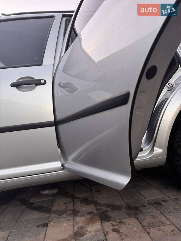 Універсал Volkswagen Golf 2002 в Цумані