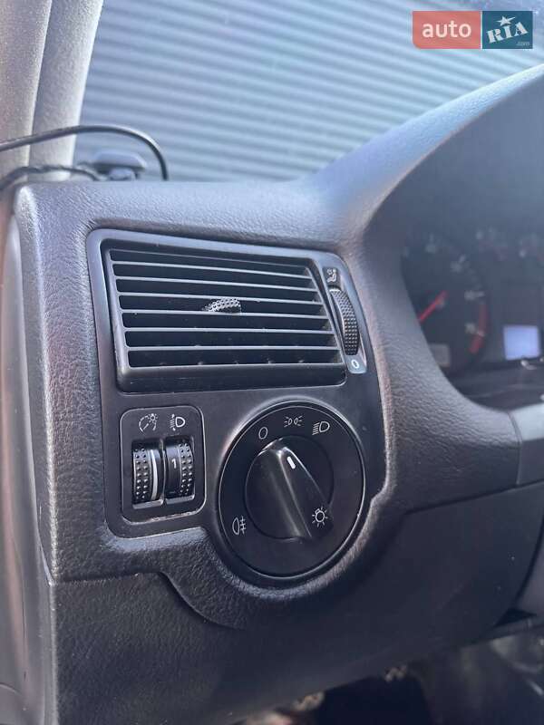 Універсал Volkswagen Golf 2002 в Цумані