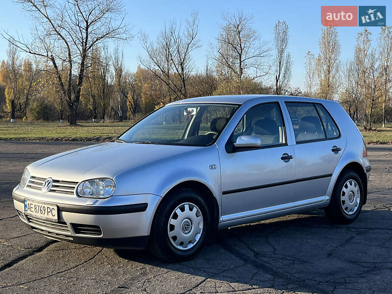 Хэтчбек Volkswagen Golf 2001 в 