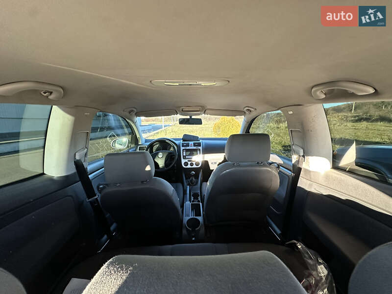 Хетчбек Volkswagen Golf 2004 в Мукачевому