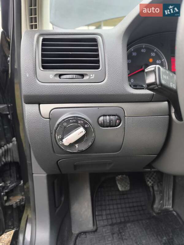 Хетчбек Volkswagen Golf 2003 в Тернополі