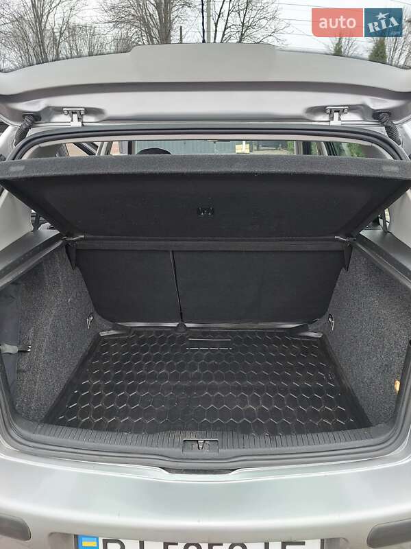 Хетчбек Volkswagen Golf 2002 в Оржиці