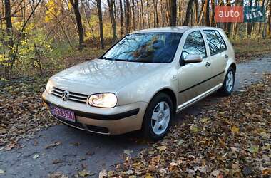 Хэтчбек Volkswagen Golf 2002 в Остроге