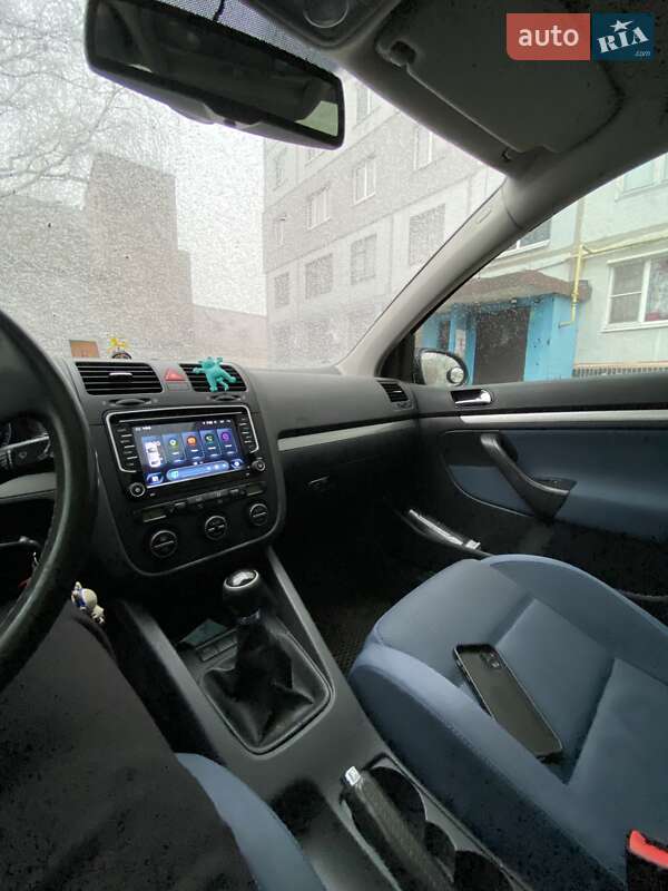 Хетчбек Volkswagen Golf 2005 в Чугуєві