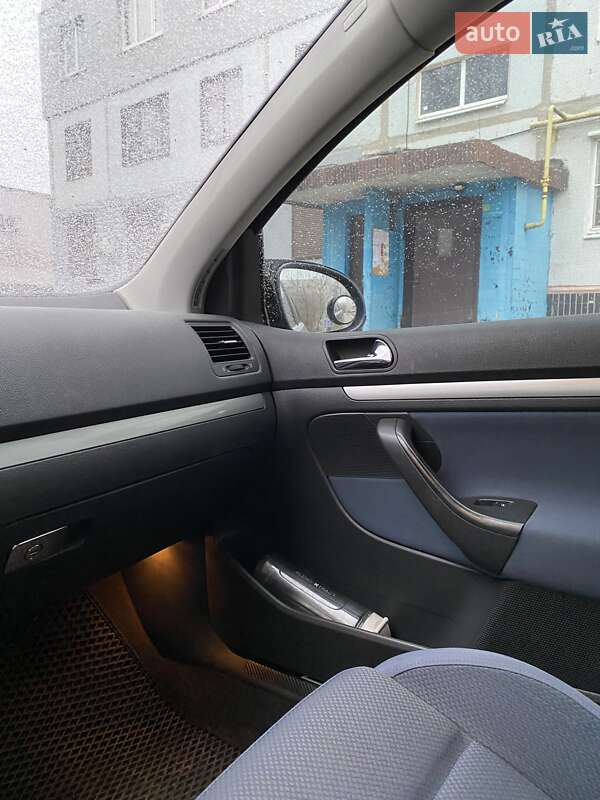 Хетчбек Volkswagen Golf 2005 в Чугуєві