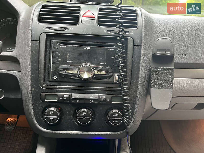 Хетчбек Volkswagen Golf 2003 в Новій Ушиці