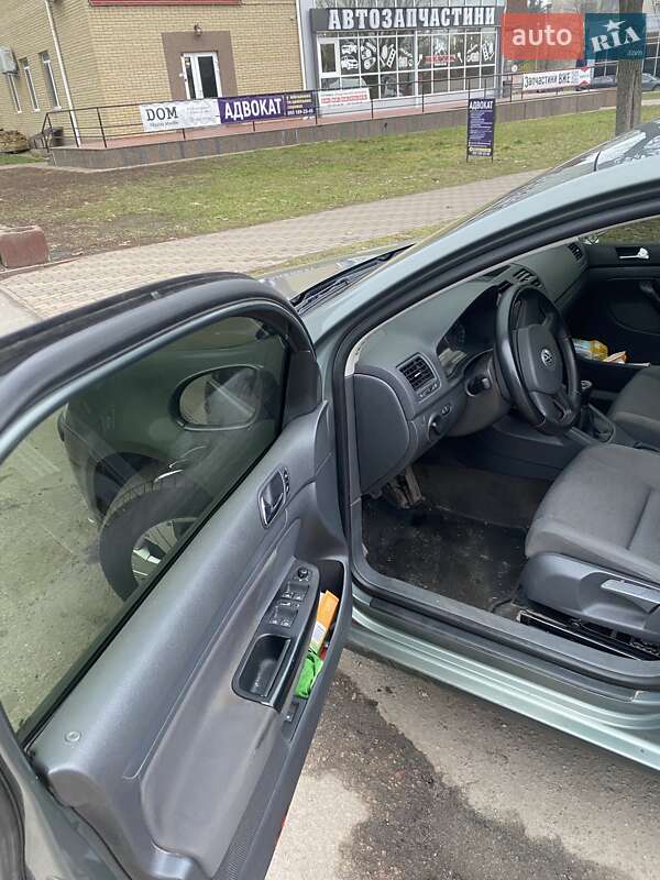 Хетчбек Volkswagen Golf 2003 в Ружині