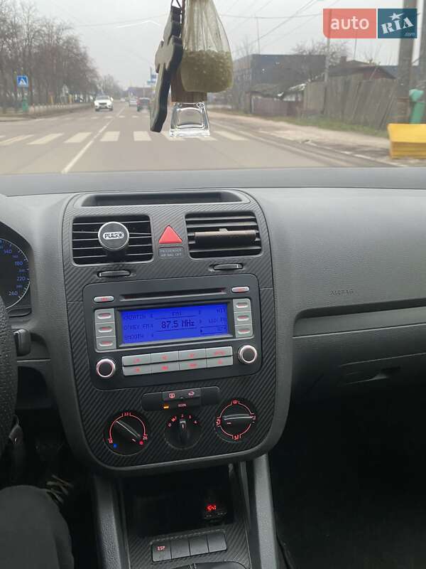 Хетчбек Volkswagen Golf 2003 в Ружині