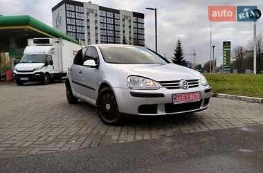 Хэтчбек Volkswagen Golf 2005 в Демидовке