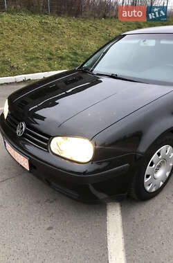 Хэтчбек Volkswagen Golf 2003 в 