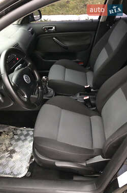 Хэтчбек Volkswagen Golf 2003 в 