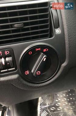 Хэтчбек Volkswagen Golf 2003 в 