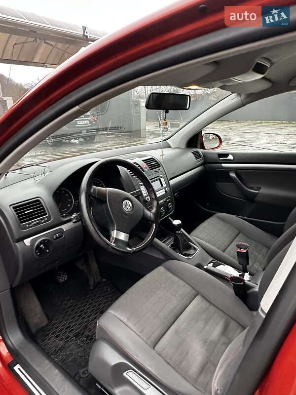 Хетчбек Volkswagen Golf 2006 в Сваляві