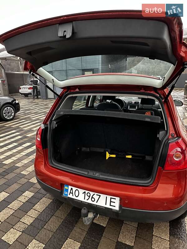 Хетчбек Volkswagen Golf 2006 в Сваляві