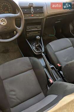 Хэтчбек Volkswagen Golf 2000 в 