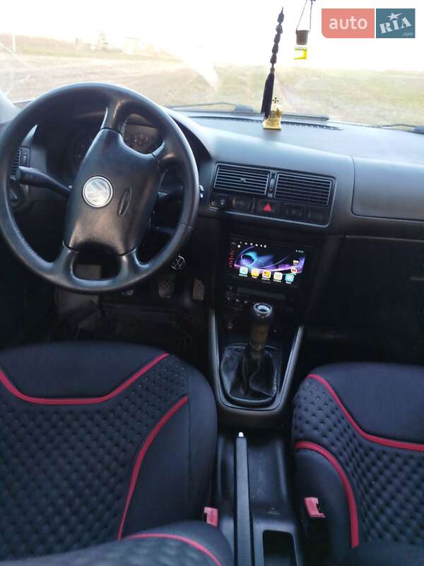 Хетчбек Volkswagen Golf 2002 в Чернівцях