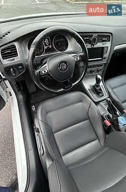 Хэтчбек Volkswagen Golf 2015 в 