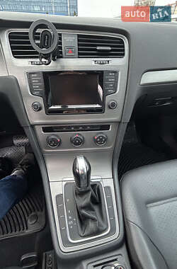 Хэтчбек Volkswagen Golf 2015 в 