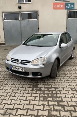 Хетчбек Volkswagen Golf 2004 в Мукачевому