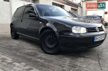 Хэтчбек Volkswagen Golf 2001 в 