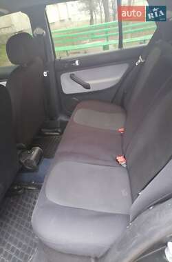 Хэтчбек Volkswagen Golf 2001 в 