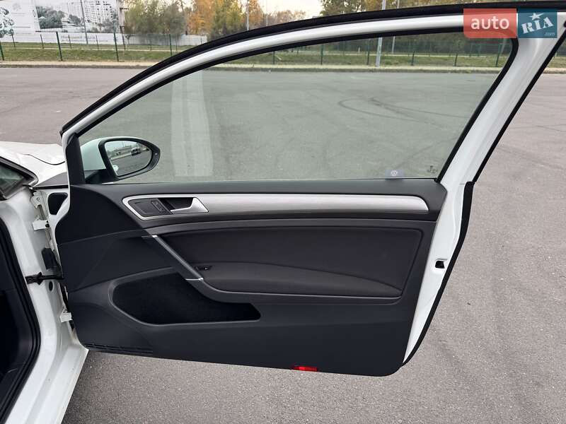 Хэтчбек Volkswagen Golf 2015 в Львове