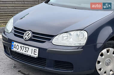 Хетчбек Volkswagen Golf 2004 в Міжгір'ї