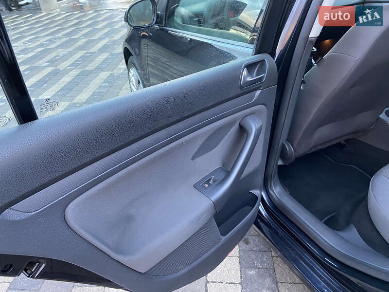 Хетчбек Volkswagen Golf 2008 в Сваляві