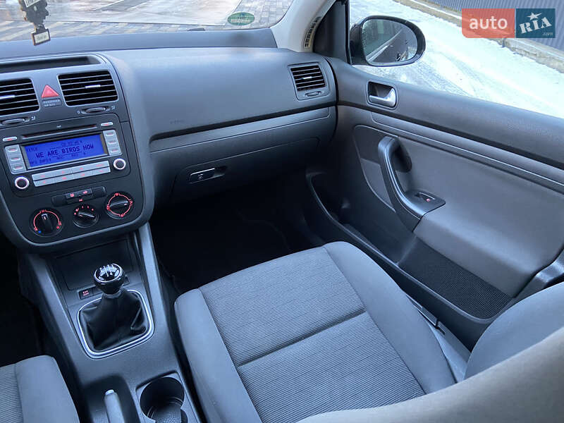 Хетчбек Volkswagen Golf 2008 в Сваляві