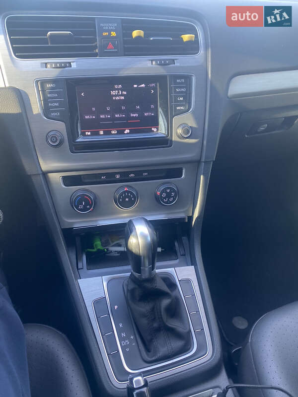 Хетчбек Volkswagen Golf 2015 в Дніпрі