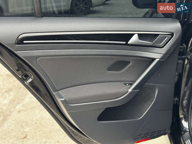 Хэтчбек Volkswagen Golf 2016 в Житомире