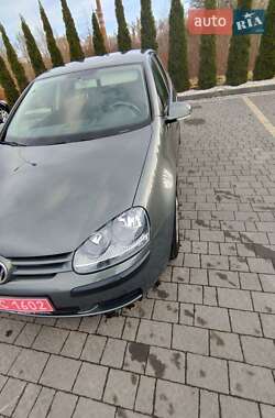 Хетчбек Volkswagen Golf 2004 в Надвірній