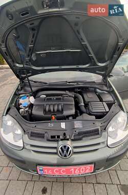 Хетчбек Volkswagen Golf 2004 в Надвірній