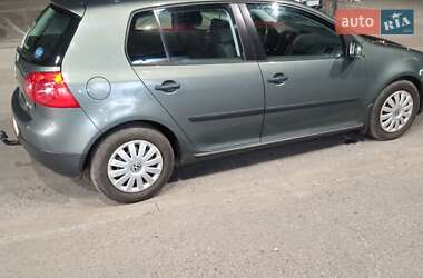 Хетчбек Volkswagen Golf 2001 в Краснограді