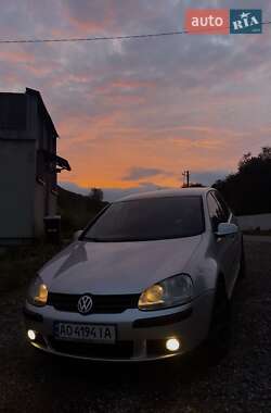 Хетчбек Volkswagen Golf 2005 в Хусті