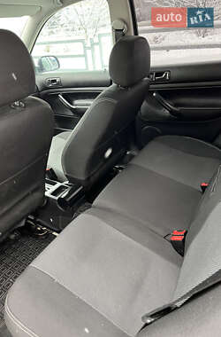 Хэтчбек Volkswagen Golf 2002 в 