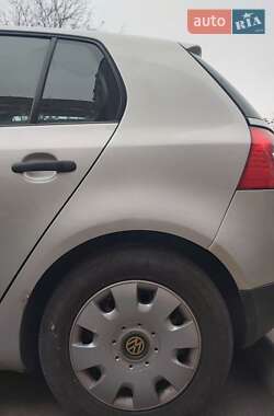 Хэтчбек Volkswagen Golf 2005 в 