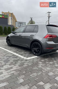 Хэтчбек Volkswagen Golf 2017 в Киеве