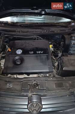 Хэтчбек Volkswagen Golf 2002 в Ильнице