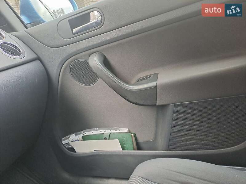 Хэтчбек Volkswagen Golf 2005 в Желтых Водах