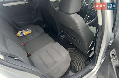 Хэтчбек Volkswagen Golf 2012 в 