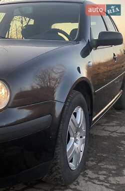 Хэтчбек Volkswagen Golf 2002 в 