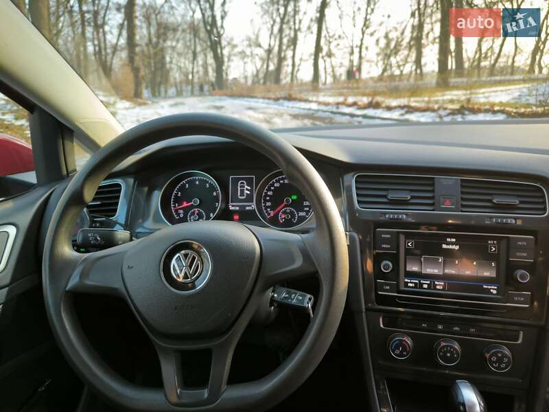 Хетчбек Volkswagen Golf 2017 в Львові
