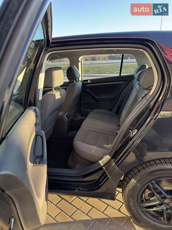 Хэтчбек Volkswagen Golf 2004 в Киеве