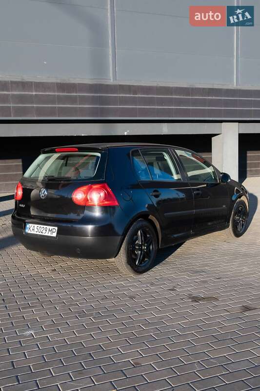 Хэтчбек Volkswagen Golf 2004 в Киеве
