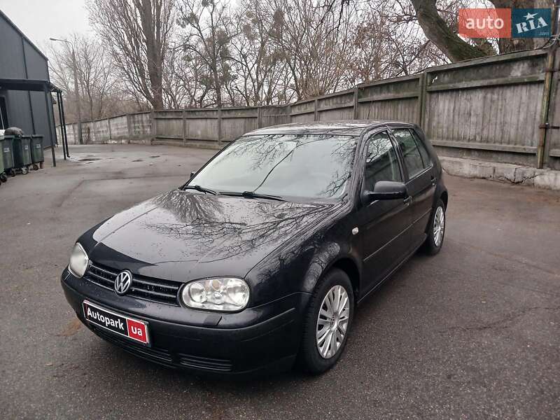 Хетчбек Volkswagen Golf 2001 в Києві