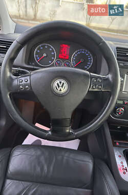Хэтчбек Volkswagen Golf 2004 в Обухове