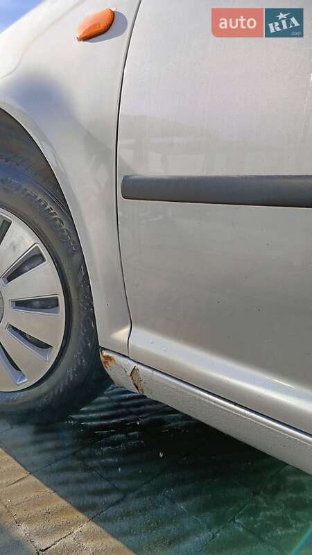 Хетчбек Volkswagen Golf 1999 в Мостиській
