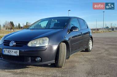 Хэтчбек Volkswagen Golf 2004 в 
